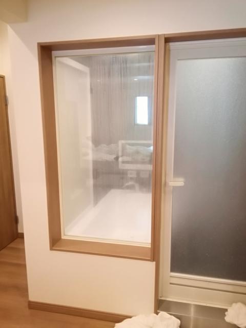 HOTEL 555(伊豆の国市/ラブホテル)の写真『121号室(20,3)利用。お風呂は硝子がスイッチで透明↔️白色が選べます。』by キジ