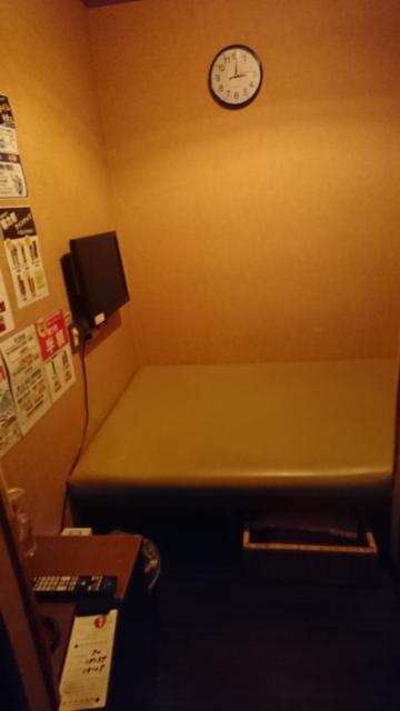 レンタルルーム アップル(港区/ラブホテル)の写真『1号室 入ってすぐベッド。ベッドの下にタオルの入ったカゴ。左手前に小さなテーブル』by なめろう