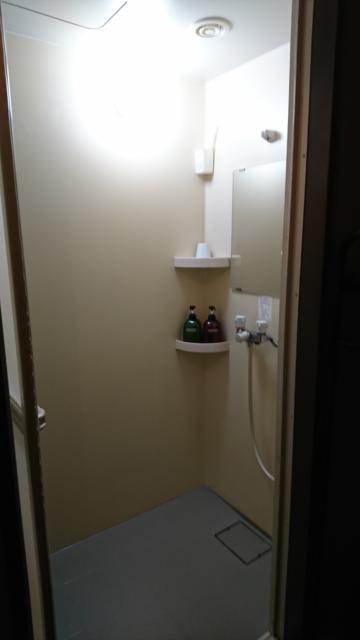 レンタルルーム アップル(港区/ラブホテル)の写真『1号室 ベッドに座って撮ったシャワールーム。部屋が狭すぎてどの写真も引いた絵で撮れなかった…』by なめろう