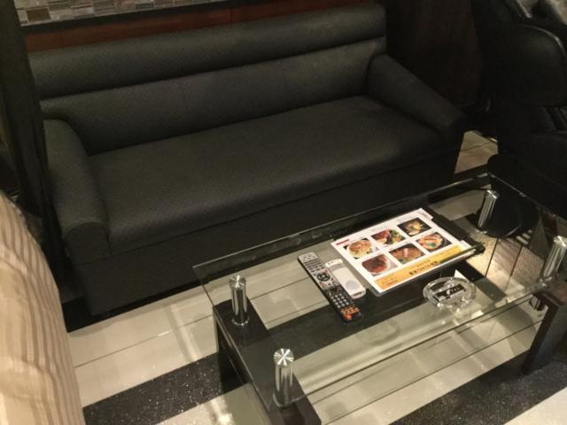 ホテル パル新宿店(新宿区/ラブホテル)の写真『601号室 テーブル、ソファ』by ACB48