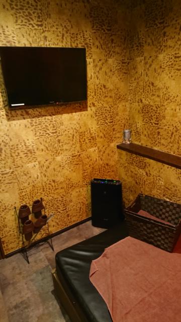 レンタルルーム オアシス錦糸町 本店(墨田区/ラブホテル)の写真『5号室 ベッド足元には空気清浄機とテレビがあります。』by 舐めたろう