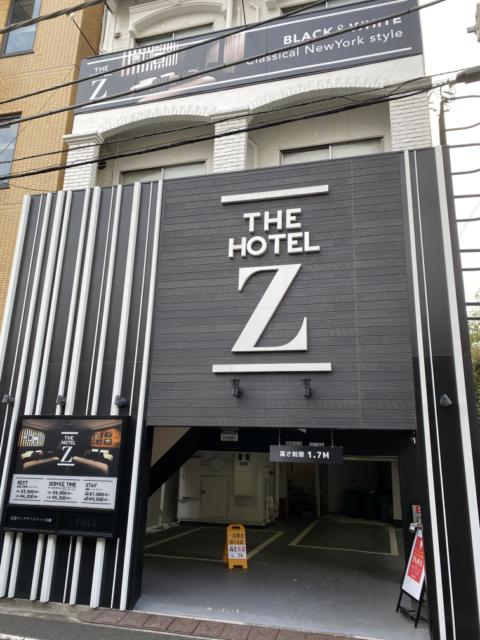 THE HOTEL Z(川口市/ラブホテル)の写真『昼の入口、駐車スペース』by こねほ