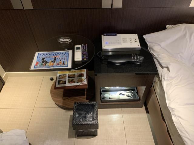 ホテルモアナ(新宿区/ラブホテル)の写真『301号室　ベッドサイド(電マもあるよ!』by の〜の