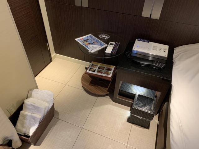ホテルモアナ(新宿区/ラブホテル)の写真『301号室　ベッドサイド(左上がお手洗い)』by の〜の