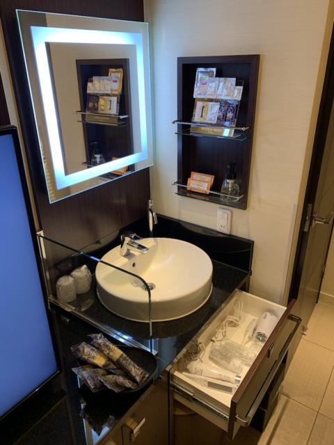 ホテルモアナ(新宿区/ラブホテル)の写真『301号室　洗面台とアニメティ類』by の〜の
