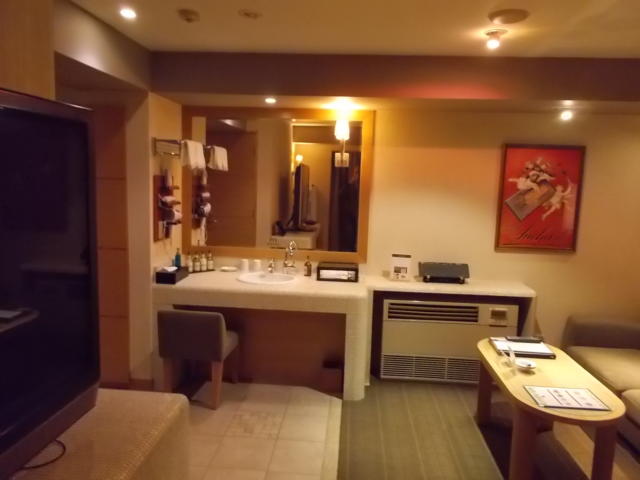 ホテル Ｍ(松戸市/ラブホテル)の写真『46号室。洗面台、ソファ、テーブルなど。』by 名無しさん（ID:82189）