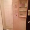 ロイヤルプラザホテル(足立区/ラブホテル)の写真『R13号室利用(20,4)お風呂の入口と洗面所の棚。』by キジ