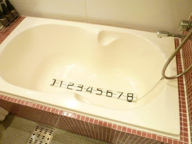 HOTEL THE HOTEL（ホテル　ザ・ホテル）(新宿区/ラブホテル)の写真『53号室（浴槽はジャグジーなし。幅80㎝+α（ペットボトル4本分チョイ）両側台形型）』by 格付屋