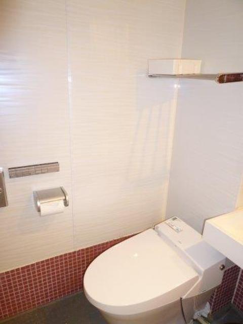 HOTEL THE HOTEL（ホテル　ザ・ホテル）(新宿区/ラブホテル)の写真『53号室（水回りゾーンと同一部屋のためオープントイレになってます）』by 格付屋