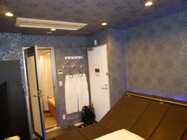 HOTEL THE HOTEL（ホテル　ザ・ホテル）(新宿区/ラブホテル)の写真『53号室（部屋奥から入口方向）』by 格付屋