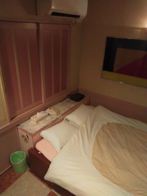 ホテル ナポリ(豊島区/ラブホテル)の写真『205号室　ベッド』by もぐたんっ