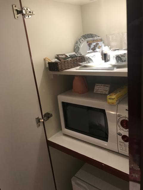 HOTEL AURA ASIAN RESORT 川越店(川越市/ラブホテル)の写真『206号室冷蔵庫たち。冷蔵庫には缶ビール2本とミネラルウォーターありました。』by リカ