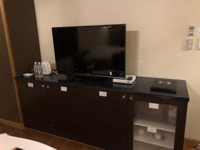 ホテル 鳳凰(ホテル ホウオウ)(八王子市/ラブホテル)の写真『405号室 テレビなど』by スラリン