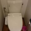 シェヌー(渋谷区/ラブホテル)の写真『201号室トイレ 温水便座(^_^) 浴室と同じドアの中にある。』by angler