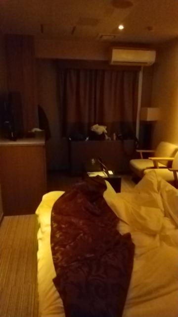 HOTEL WILL BAY CITY(船橋市/ラブホテル)の写真『203号室：玄関方向からベット・椅子・テレビ』by オレの地雷を越えてゆけ！