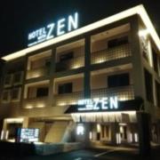 HOTEL ZEN 港北（ゼン）(横浜市都筑区/ラブホテル)の写真『207号室利用(20,4)夜の外観です。』by キジ