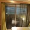 HOTEL ZEN 港北（ゼン）(横浜市都筑区/ラブホテル)の写真『207号室利用(20,4)カーテンを開けるとベッドの向こうに、まだ空間がありました。』by キジ