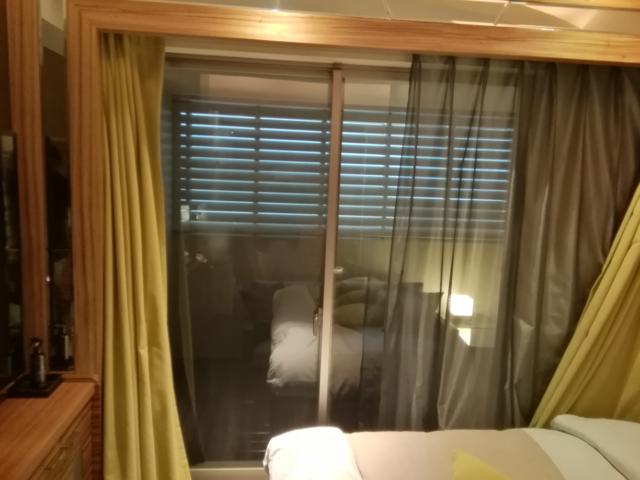 HOTEL ZEN 港北（ゼン）(横浜市都筑区/ラブホテル)の写真『207号室利用(20,4)カーテンを開けるとベッドの向こうに、まだ空間がありました。』by キジ