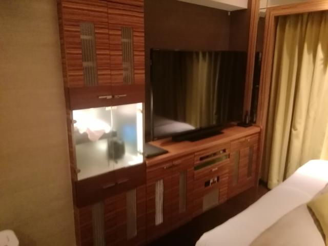 HOTEL ZEN 港北（ゼン）(横浜市都筑区/ラブホテル)の写真『207号室利用(20,4)TVは50インチ位だと思います。』by キジ