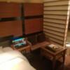HOTEL ZEN 港北（ゼン）(横浜市都筑区/ラブホテル)の写真『207号室利用(20,4)部屋内のソファーとテーブル。』by キジ