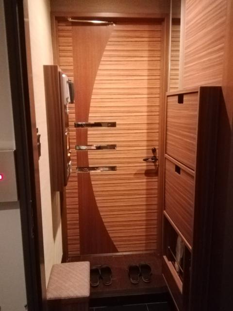 HOTEL ZEN 港北（ゼン）(横浜市都筑区/ラブホテル)の写真『207号室利用(20,4)玄関です。木目調でお洒落でした。』by キジ