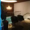 HOTEL ZEN 港北（ゼン）(横浜市都筑区/ラブホテル)の写真『207号室利用(20,4)階段の脇には待合室代わりの椅子が2脚ありました。』by キジ