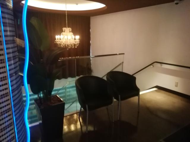 HOTEL ZEN 港北（ゼン）(横浜市都筑区/ラブホテル)の写真『207号室利用(20,4)階段の脇には待合室代わりの椅子が2脚ありました。』by キジ