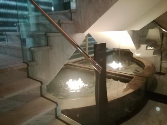 HOTEL ZEN 港北（ゼン）(横浜市都筑区/ラブホテル)の写真『207号室利用(20,4)ホテルに入ると、水を使ったオブジェがあります。』by キジ