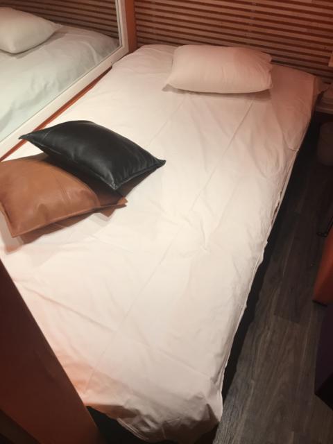 レンタルルーム bloom(ブルーム)(新宿区/ラブホテル)の写真『(308号室)ベッド。枕やクッションもあり十分です。』by こーめー