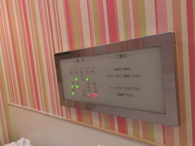 新日本プラザホテル(船橋市/ラブホテル)の写真『ベッドの上にあるパネルです』by 日本語大辞典