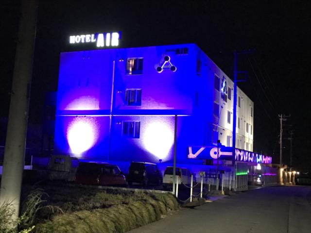ホテルAIR（エアー）韮崎(韮崎市/ラブホテル)の写真『夜の外観』by まさおJリーグカレーよ