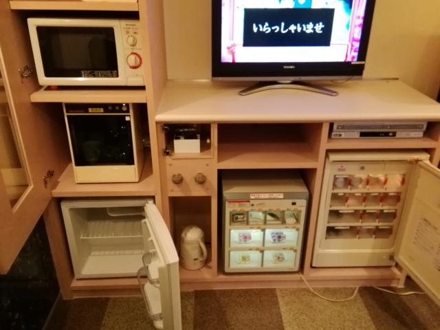 GOLF横浜(横浜市都筑区/ラブホテル)の写真『307号室利用(20,5)冷蔵庫と無料冷蔵庫です。』by キジ