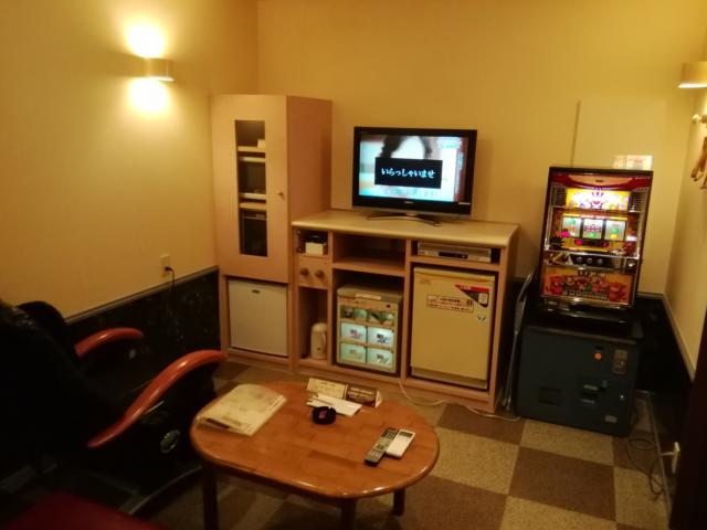 GOLF横浜(横浜市都筑区/ラブホテル)の写真『307号室利用(20,5)テレビや冷蔵庫です。』by キジ