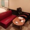 GOLF横浜(横浜市都筑区/ラブホテル)の写真『307号室利用(20,5)部屋に入ると応接セットとマッサージチェアがあります。』by キジ
