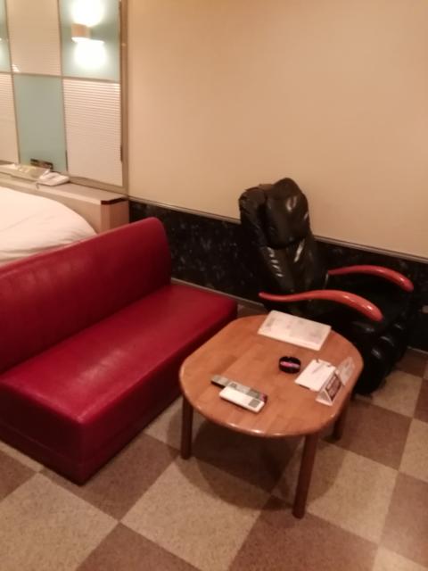 GOLF横浜(横浜市都筑区/ラブホテル)の写真『307号室利用(20,5)部屋に入ると応接セットとマッサージチェアがあります。』by キジ