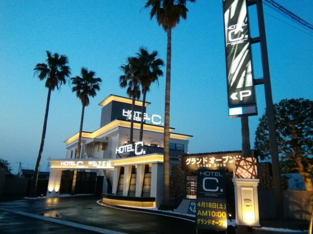 HOTEL C. KOHOKU(横浜市都筑区/ラブホテル)の写真『108号室利用(20,4)夜の道路からの外観です。』by キジ