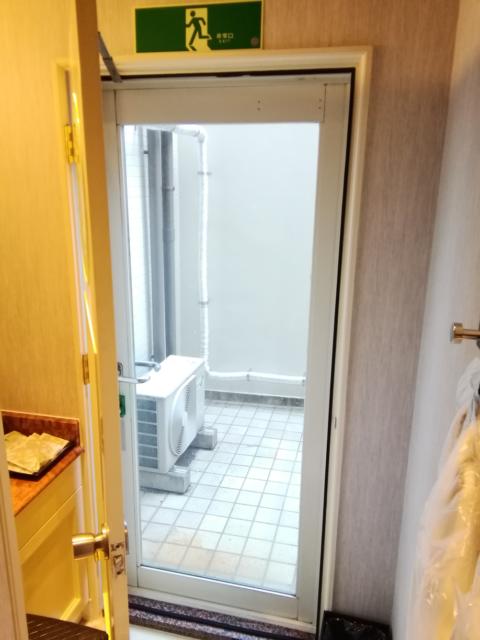 HOTEL C. KOHOKU(横浜市都筑区/ラブホテル)の写真『108号室利用(20,4)洗面所の奥のを開けると外が見えます。非常口ですね。』by キジ