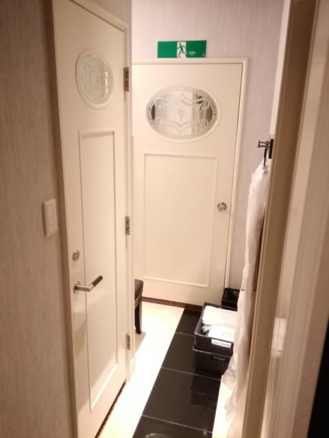 HOTEL C. KOHOKU(横浜市都筑区/ラブホテル)の写真『108号室利用(20,4)部屋の奥には、左からトイレ、洗面所、お風呂です。』by キジ