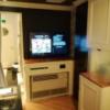 HOTEL C. KOHOKU(横浜市都筑区/ラブホテル)の写真『108号室利用(20,4)部屋をベッド側から。TVと床置きエアコンです。』by キジ