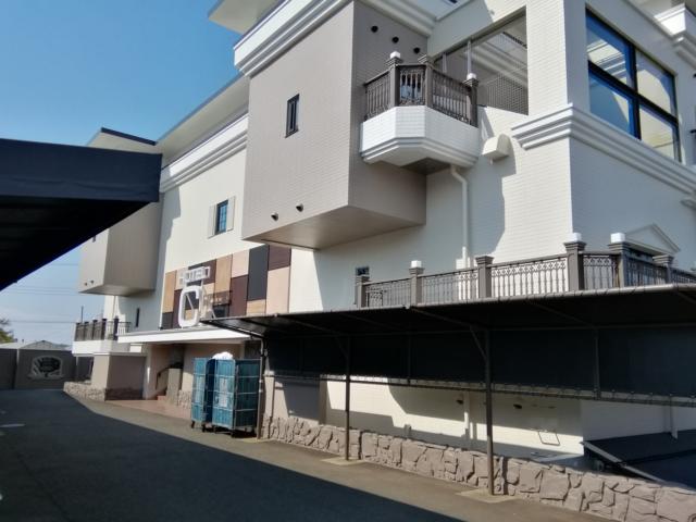 HOTEL C. KOHOKU(横浜市都筑区/ラブホテル)の写真『108号室利用(20,4)駐車場から見たホテル入口です。』by キジ