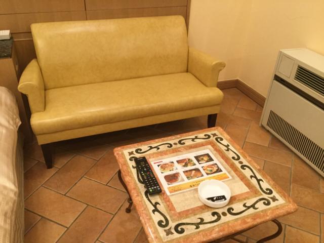 ホテル パル新宿店(新宿区/ラブホテル)の写真『406号室 テーブル、ソファ』by ACB48
