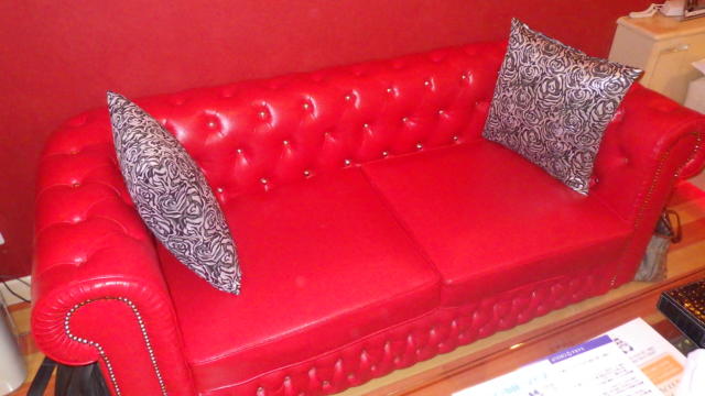 HOTEL沙羅(SARA)柏しょうなん店(柏市/ラブホテル)の写真『107号室　赤いエナメル質のソファー。拭き掃除だけで綺麗になりそう(^^)』by く～ちゃん