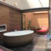 ホテルＷ(越谷市/ラブホテル)の写真『221号室　浴室と中庭』by 冷やっこ