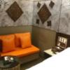 Hotel BaliBali(バリバリ)池袋(豊島区/ラブホテル)の写真『601号室のソファーまわり。オレンジが綺麗です。』by angler