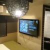 Hotel BaliBali(バリバリ)池袋(豊島区/ラブホテル)の写真『601号室のテレビ。照明はバリ島風。暗めです。』by angler