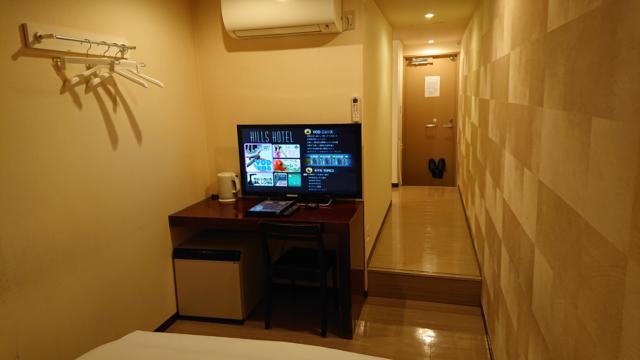 ヒルズホテル五反田(品川区/ラブホテル)の写真『606号室 部屋の奥からの全景(テレビはVOD、冷蔵庫は販売用)』by 舐めたろう