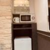 HOTEL ALL-INN G（オールインジー）(豊島区/ラブホテル)の写真『906号室の持込用冷蔵庫、電子レンジなど』by miffy.GTI