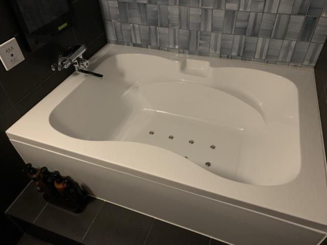 HOTEL LOTUS 小岩店（ロータス）(江戸川区/ラブホテル)の写真『210号室　バスルーム　浴槽』by の〜の