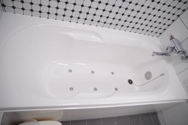 新日本ホテル(足立区/ラブホテル)の写真『101号室　広めの浴槽』by マーケンワン