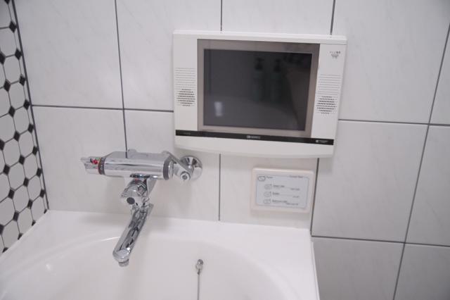 新日本ホテル(足立区/ラブホテル)の写真『101号室　浴室テレビと浴槽機能コントロールパネル』by マーケンワン